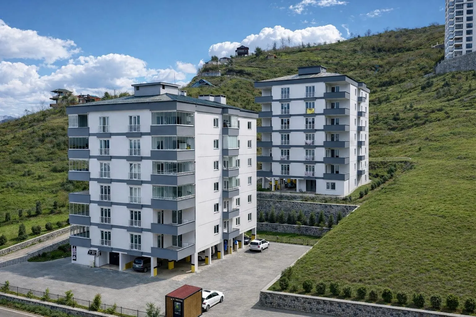Çiçek Sitesi’nin iki bloğu, yeşil yamaçta