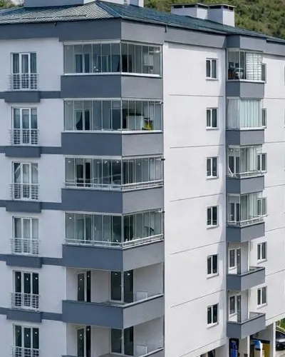Çiçek Sitesi’nde üst üste cam balkonlar