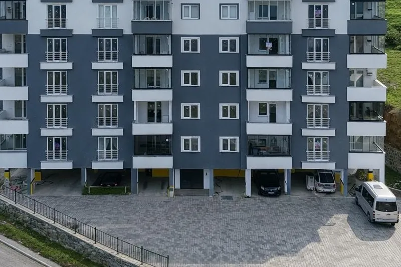 Güneş Apartmanı’nın altındaki otoparkta park etmiş araçlar