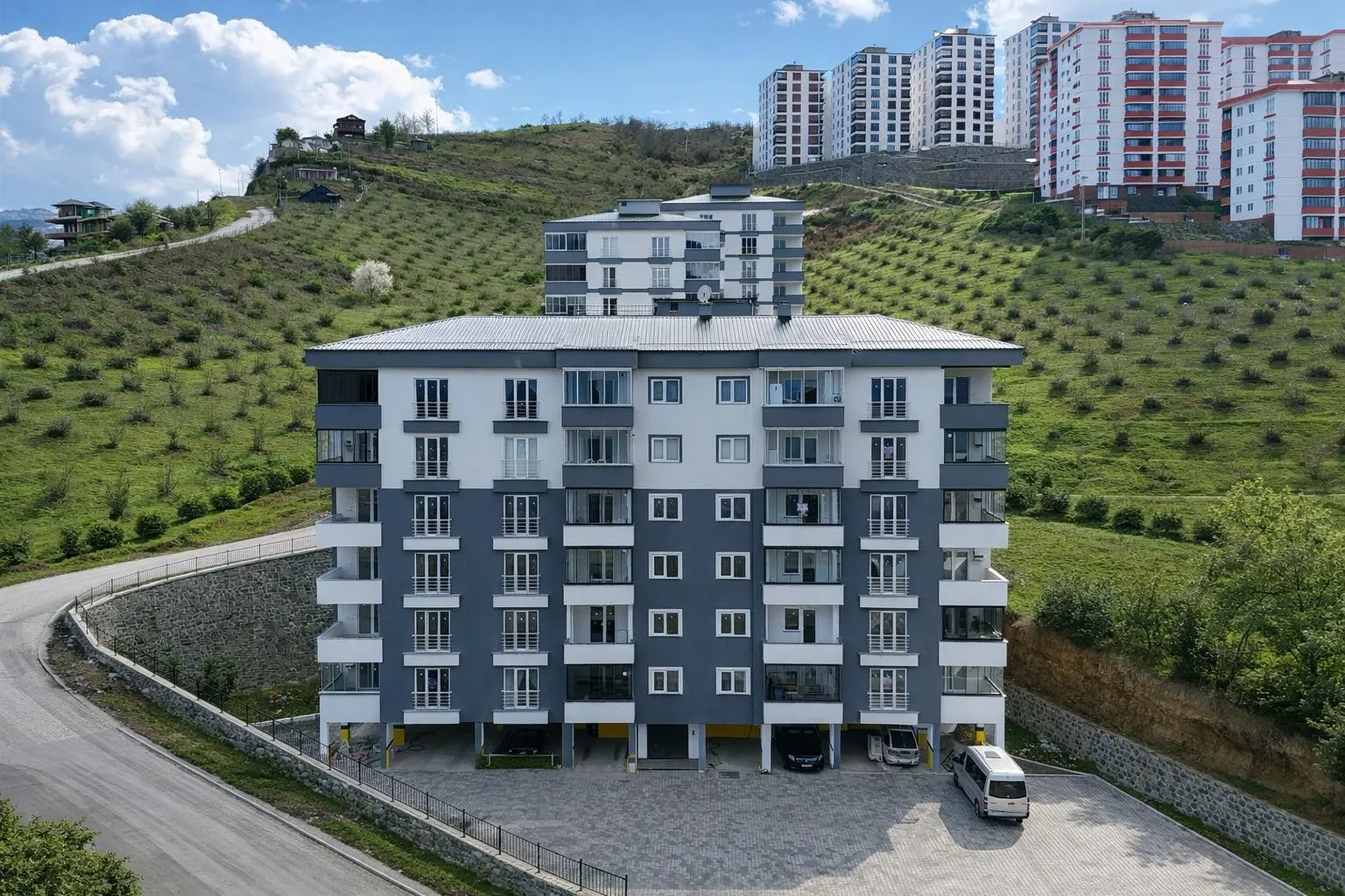 Güneş Apartmanı, yamacın önünde